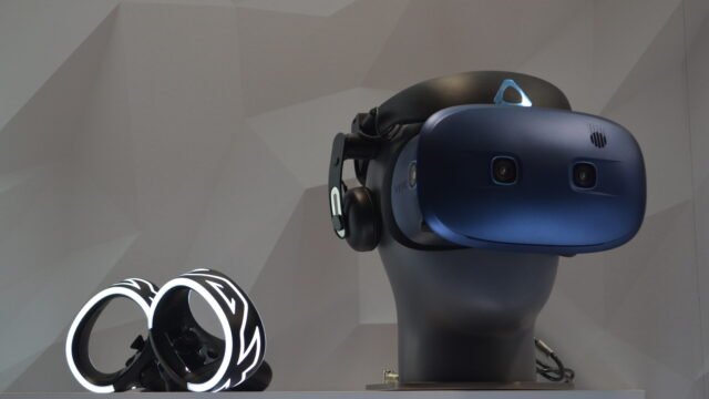 Шлемът за виртуална реалност HTC Vive Cosmos и двата му контролера, изложени на манекен на CES 2019
