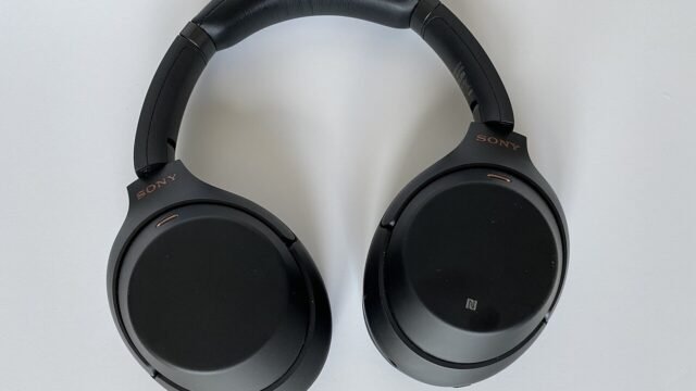 Черни безжични слушалки Sony WH-1000XM3 с активно шумопотискане, снимани отгоре върху бял фон