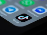 Иконата на TikTok на екрана на смартфон