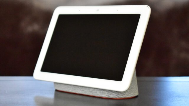 Смарт дисплеят Google Home Hub, по-късно преименуван на Nest Hub, върху тъмна маса