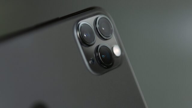 Задната страна на тъмен iPhone 11 Pro отблизо с трите камери и светкавицата