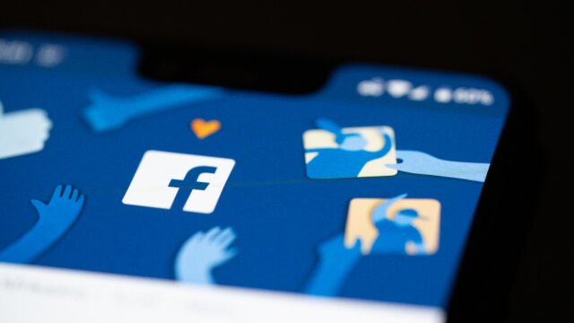 Отблизо екран на смартфон с логото на Facebook и илюстрации на ръце в синьо