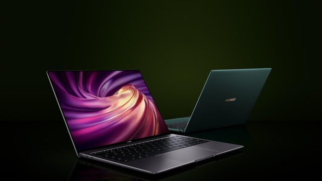 Два лаптопа Huawei MateBook X Pro 2020 – отворен сив модел отпред и зелен модел с гръб към камерата