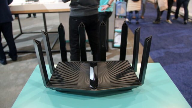 Черен рутер TP-Link Archer AXE95 с осем антени, изложен на щанд