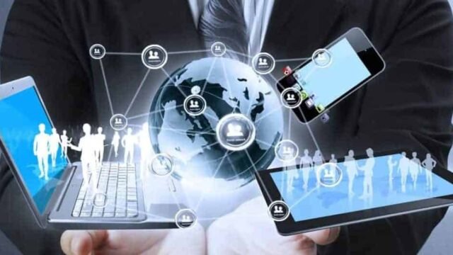 Лаптоп, смартфон и таблет, свързани в обща мрежа над дланите на човек
