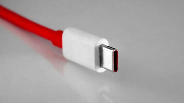 Отблизо USB-C конектор в края на червен кабел за зареждане на смартфон