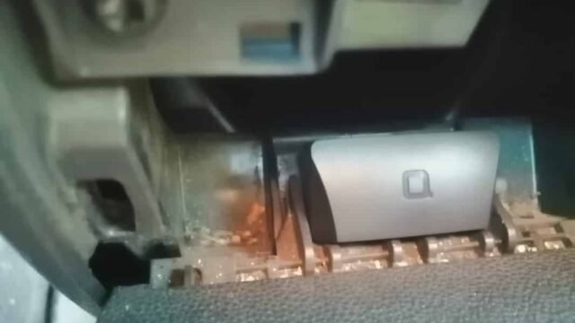 Сивото устройство ZUS Smart Vehicle Health Monitor Mini, включено в OBD2 порта под таблото на кола