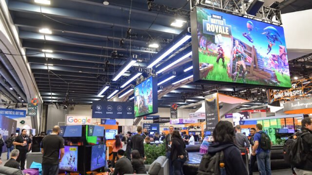 Голям екран с Fortnite Battle Royale над щанда на Epic Games на конференцията GDC 2018