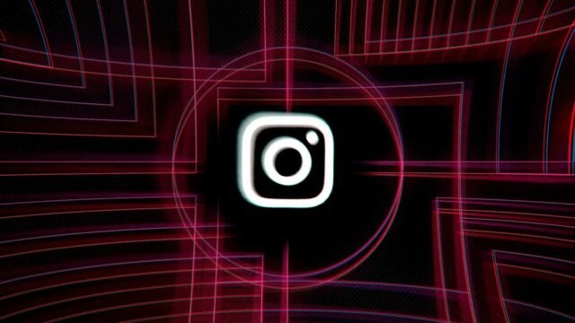 Бялото лого на Instagram в центъра на абстрактен фон от червени и розови светлинни линии