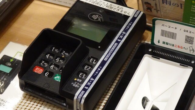 POS терминал с клавиатура и NFC зона за безконтактно плащане с карта до четец на QR кодове