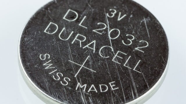 Монетна литиева батерия Duracell DL2032 отблизо
