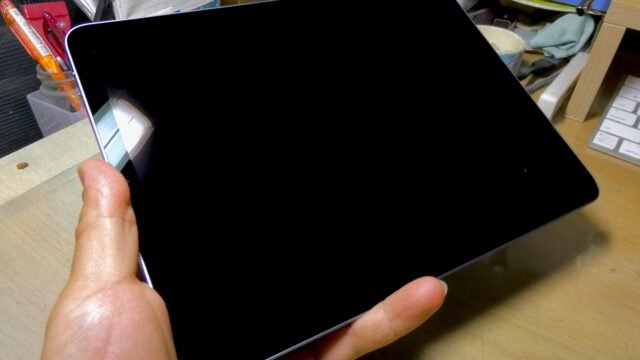iPad Air от 4-то поколение с тънки рамки около екрана, държан в ръка