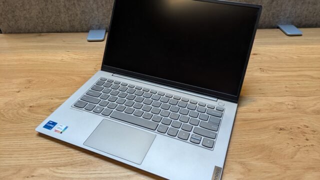 Лаптоп Lenovo ThinkBook 14s върху бюро