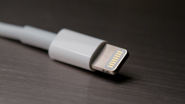 Бял кабел с конектор Lightning за iPhone отблизо