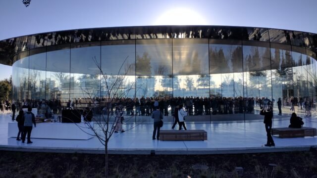 Стъклената сграда на театъра „Стив Джобс“ в Apple Park, където Apple провежда презентациите си