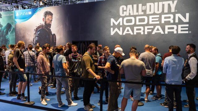 Посетители пред щанда на Call of Duty: Modern Warfare на изложението Gamescom 2019