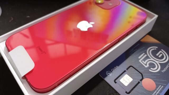 Червен iPhone 12 в кутията си до 5G SIM карта