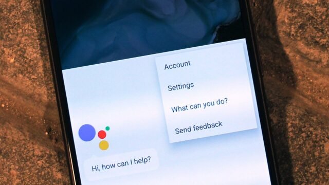 Смартфон Google Pixel XL с отворен Google Assistant и бутон за микрофон