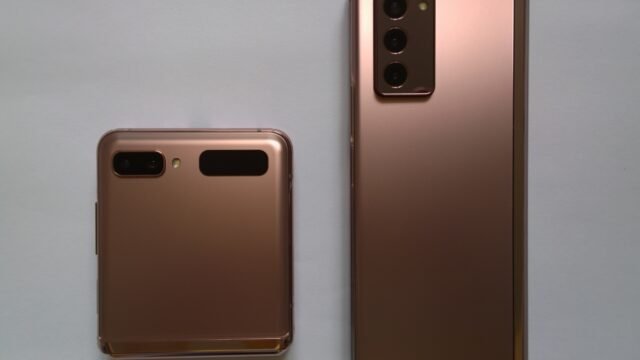 Сгъваемите телефони Samsung Galaxy Z Flip 5G и Galaxy Z Fold2 5G един до друг
