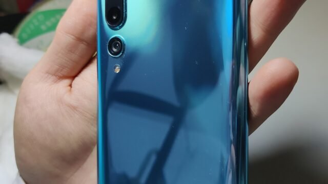 Гърбът на смартфон Xiaomi Mi 10 в син цвят с четирите камери