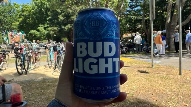 Кен Bud Light в ръка на открито