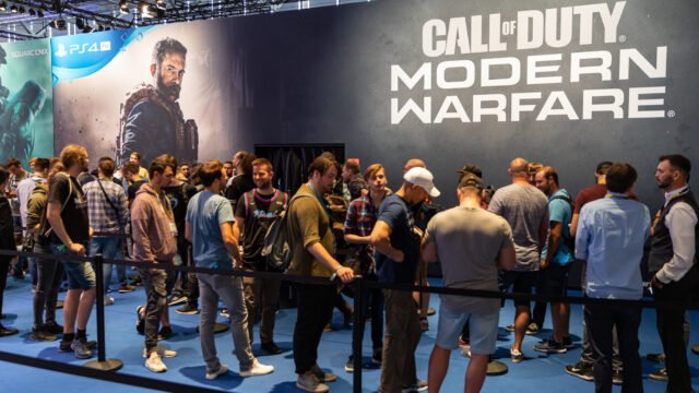 Посетители на опашка пред щанда на Call of Duty: Modern Warfare на Gamescom 2019