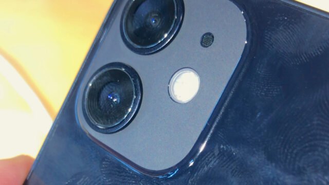 Гърбът на тъмен iPhone 12 mini с двойната камера отблизо