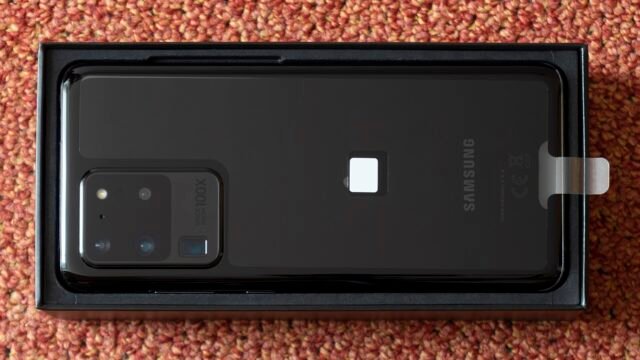 Гърбът на черен Samsung Galaxy S20 Ultra с големия камерен модул в кутията
