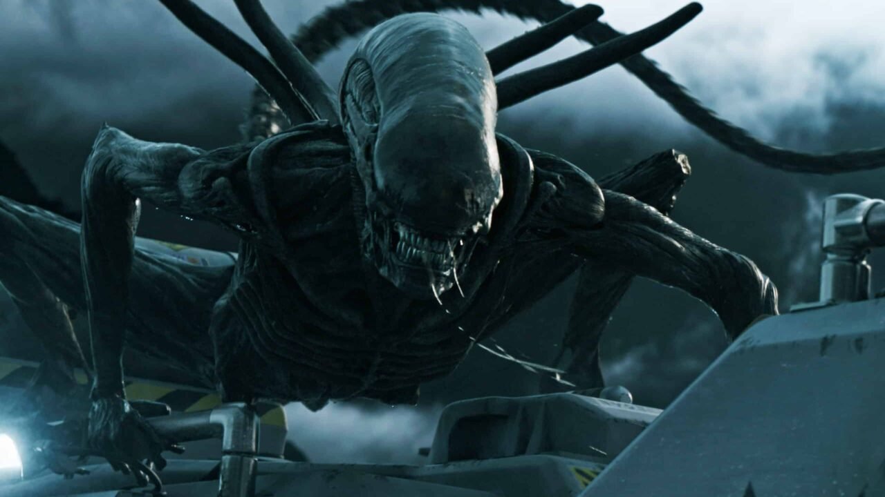 Ксеноморфът от поредицата Alien пълзи по метална конструкция на фона на облачно небе