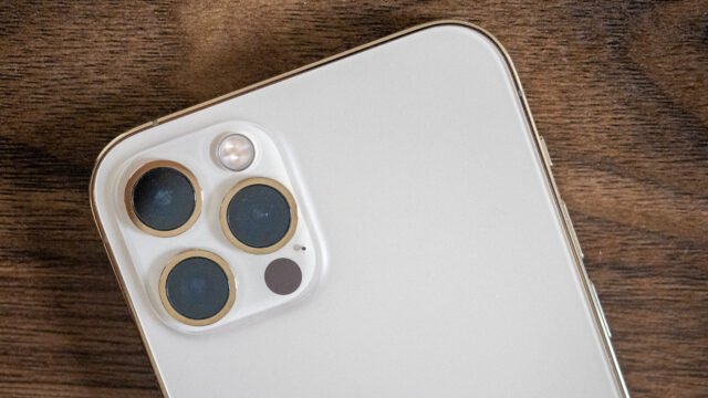 Задната страна на iPhone 12 Pro с трите камери и LiDAR скенера