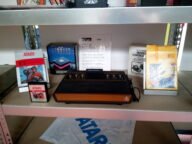 Конзола Atari 2600 с касети за E.T. и Pac-Man