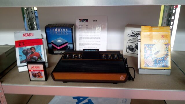 Конзола Atari 2600 с касети за E.T. и Pac-Man