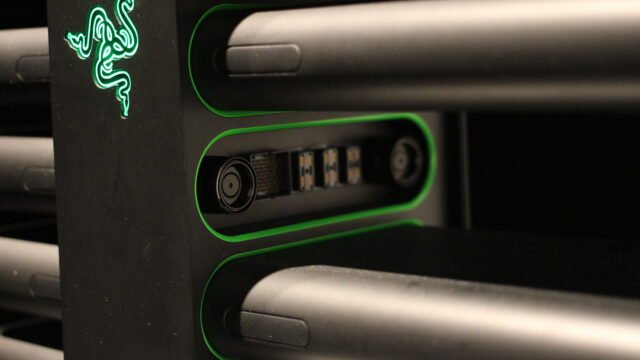 Светещо зелено лого на Razer върху концептуалния компютър Project Christine