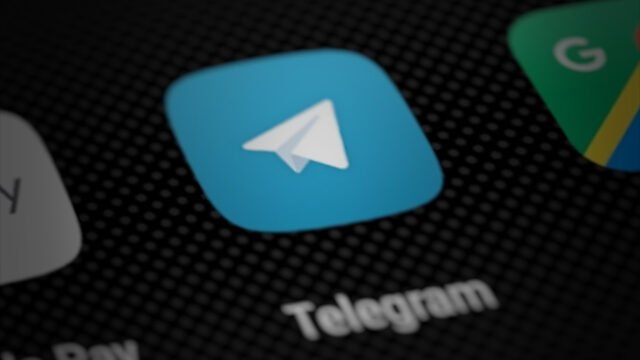 Иконата на приложението Telegram на екрана на смартфон отблизо