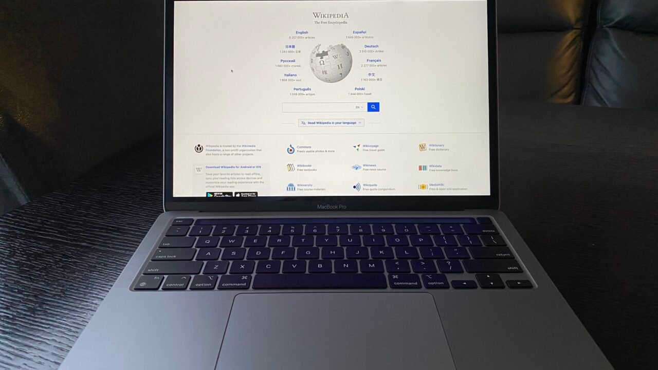 MacBook Pro 13 с чип M1 на маса