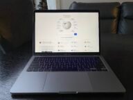 MacBook Pro 13 с чип M1 на маса