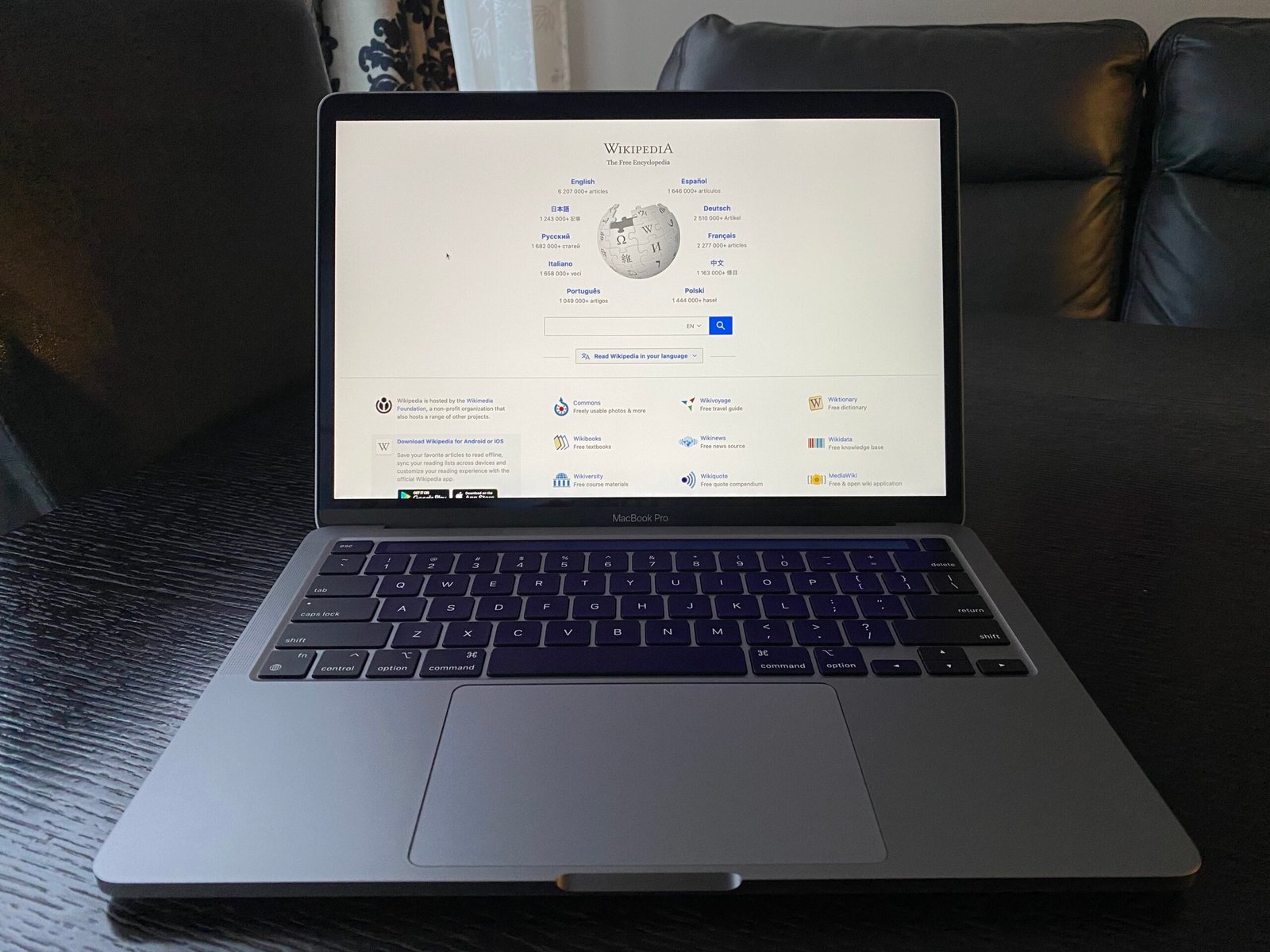MacBook Pro 13 с чип M1 на маса