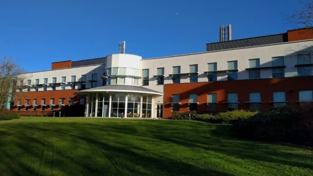 Сградата Henry Wellcome Building for Genomic Medicine в кампуса Old Road на Оксфордския университет