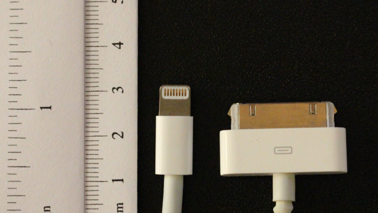 Lightning конекторът до стария 30-пинов кабел на Apple