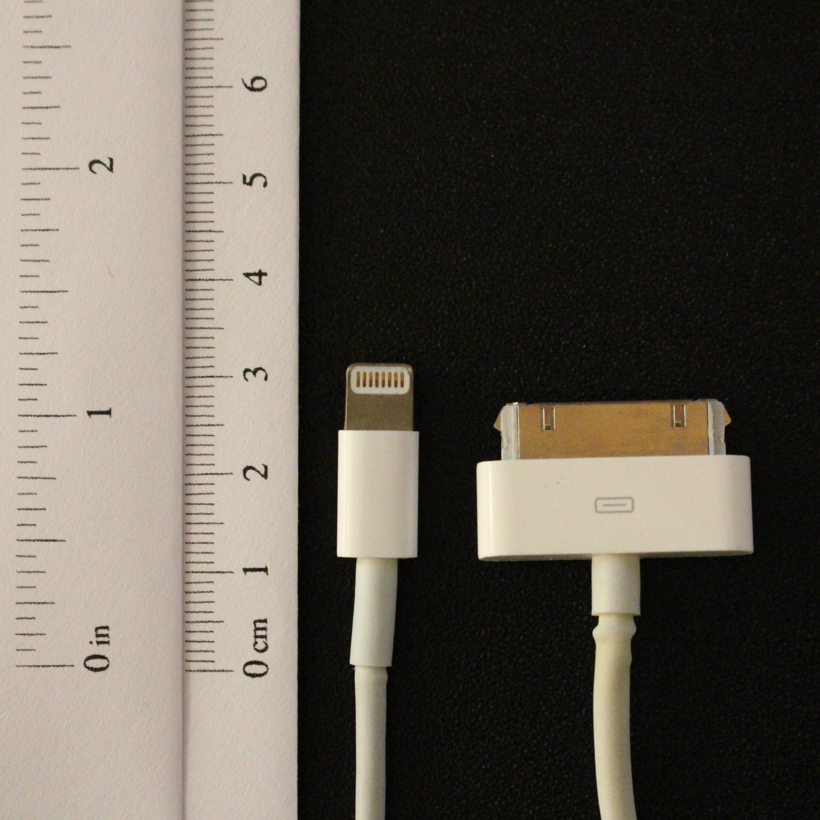 Lightning конекторът до стария 30-пинов кабел на Apple