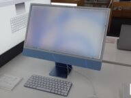 Син iMac с чип M1 и 24-инчов екран в магазин на Apple