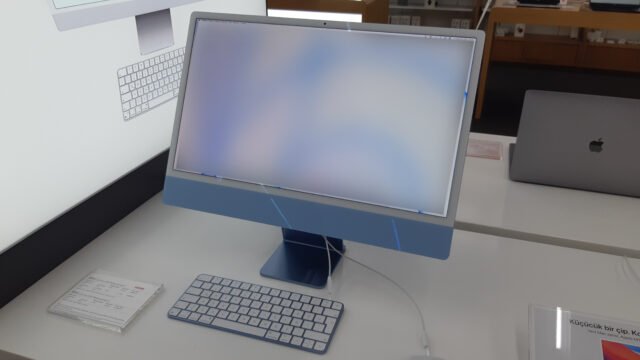Син iMac с чип M1 и 24-инчов екран в магазин на Apple