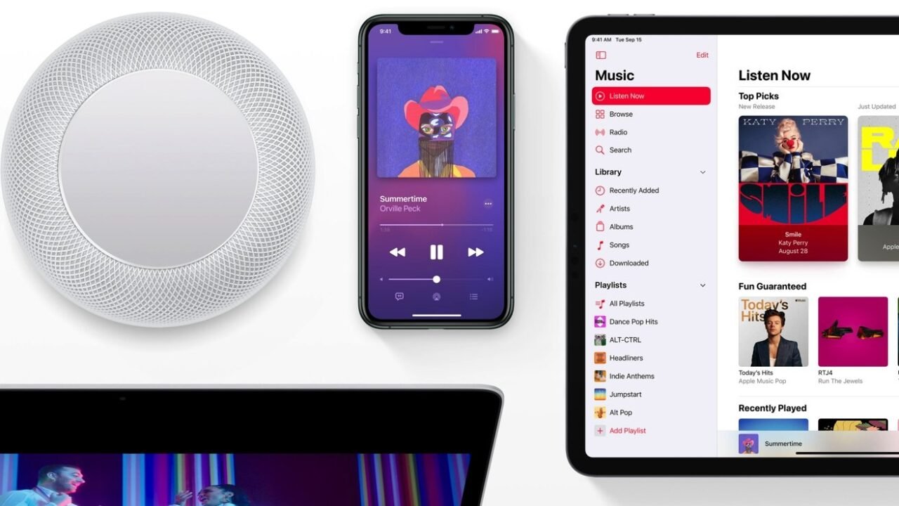 HomePod, iPhone, iPad и MacBook с отворено приложение Apple Music върху бял фон