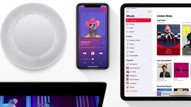 HomePod, iPhone, iPad и MacBook с отворено приложение Apple Music върху бял фон