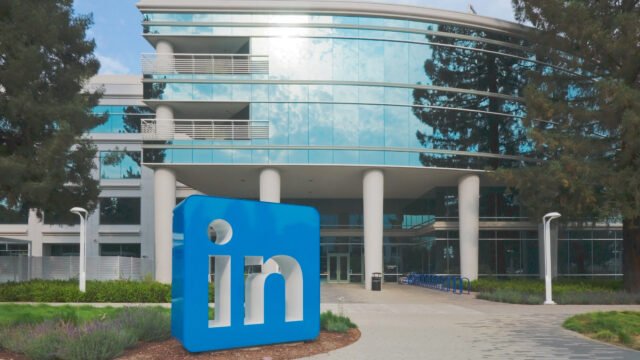 Логото на LinkedIn пред централата на компанията в Сънивейл, Калифорния