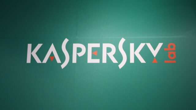 Логото на Kaspersky Lab на зелен фон на щанд на изложението IFA