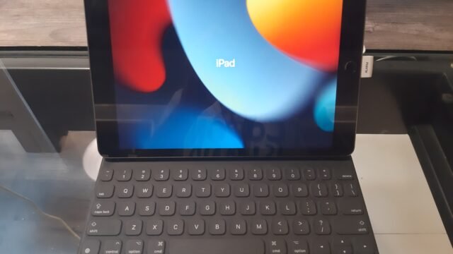 iPad от 9-о поколение с клавиатура Smart Keyboard