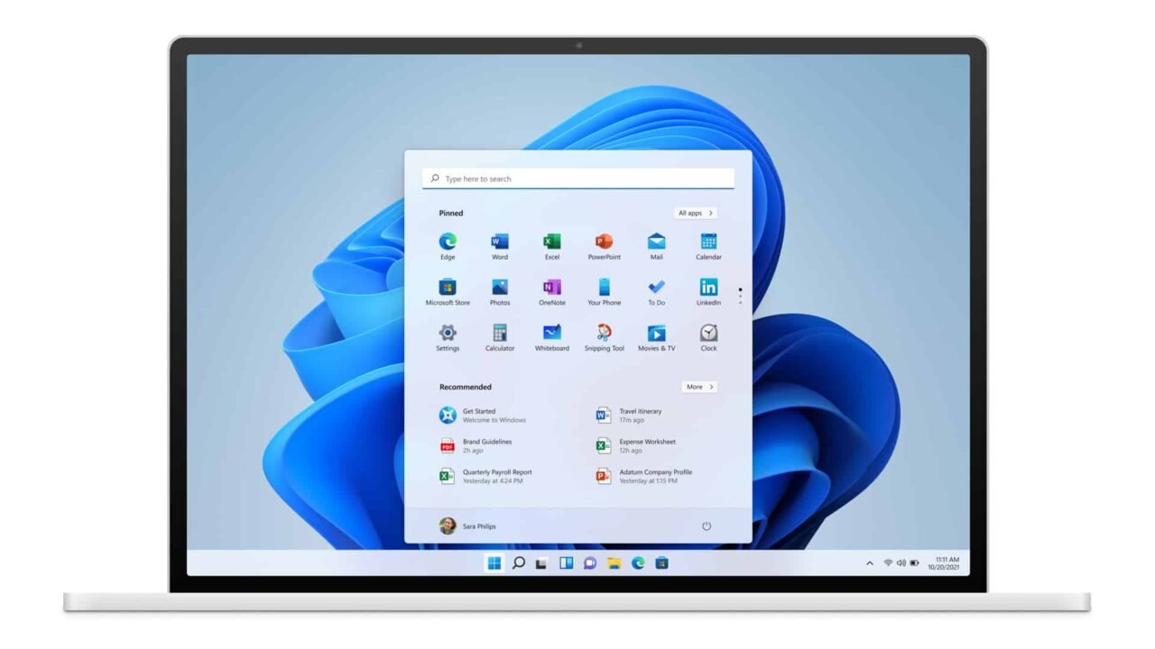 Лаптоп с Windows 11 на екрана: отворено стартово меню с закачени приложения и синия фон на системата