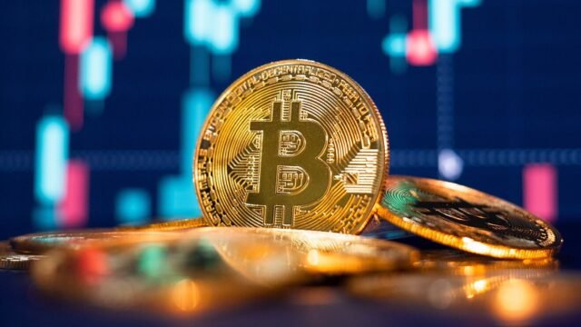 Златна монета Bitcoin пред светеща графика на пазара