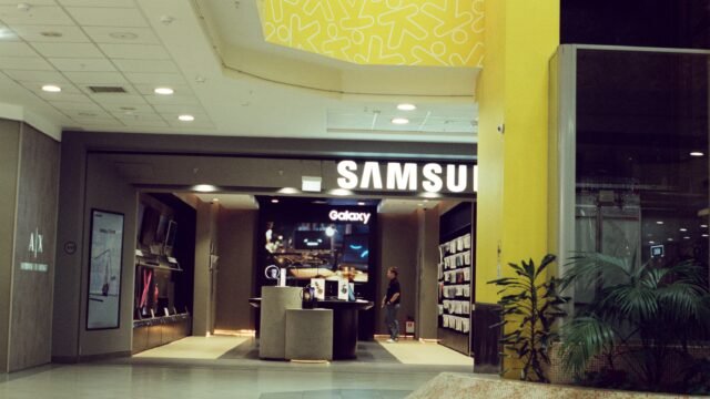 Магазин на Samsung в търговски център с осветен надпис Galaxy